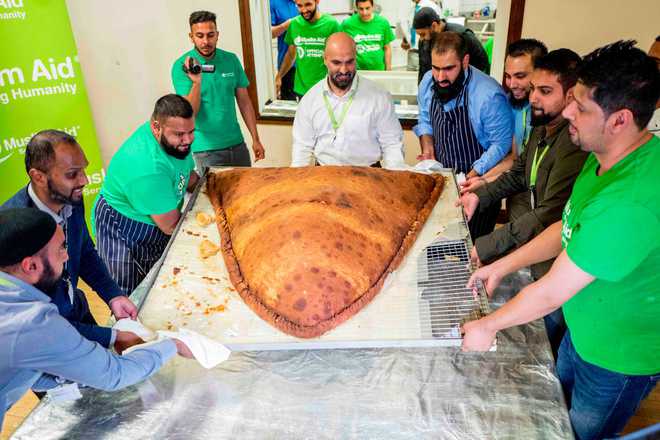 153-kg world’s largest samosa sets Guinness record in London