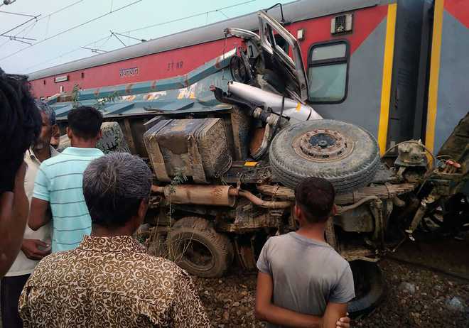 100 injured as Kaifiyat Express derails in UP