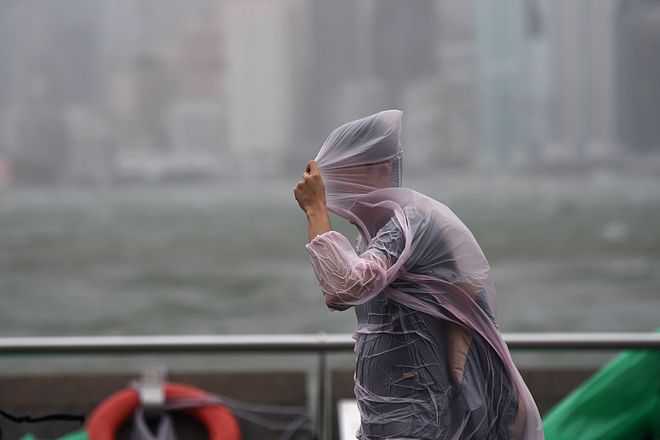 Typhoon batters HK, Macao; 6 dead