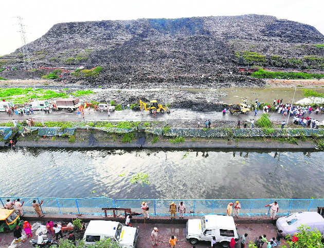 Ghazipur landfill collapse: A month on, pile of garbage strewn across road  unnerves residents