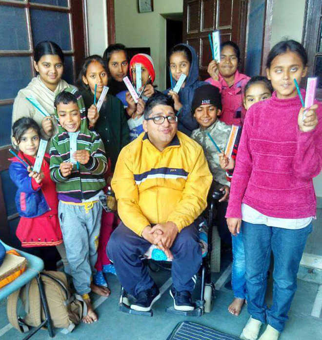 Specially-abled imparts lessons to poor kids free of cost