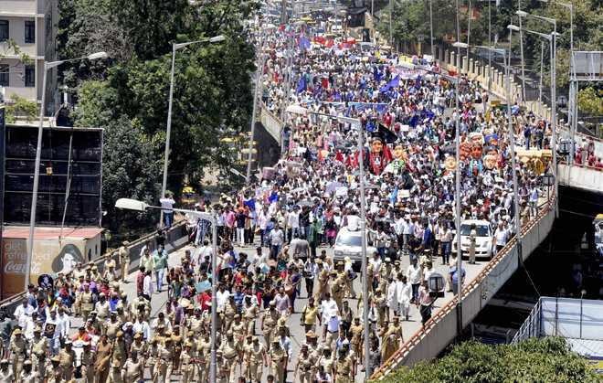 Thousands protest Lankesh murder