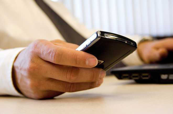 Trai slashes call connect charge to 6 paise/minute
