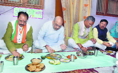BJP chief lunches with washerman’s family