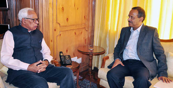 Guv, HRD official discuss ways to improve school education