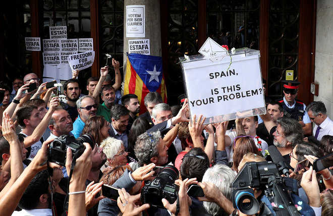 Spanish police step up raids to halt Catalan referendum