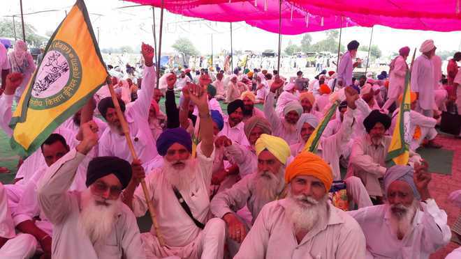 2 farmers faint, others brave rain as their protest enters day 2