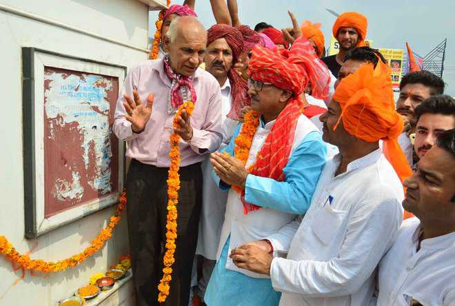 No holiday: Youth heckle Dy CM at Hari Singh’s birth celebrations