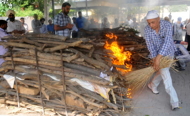 Senior journalist K J Singh, mother cremated