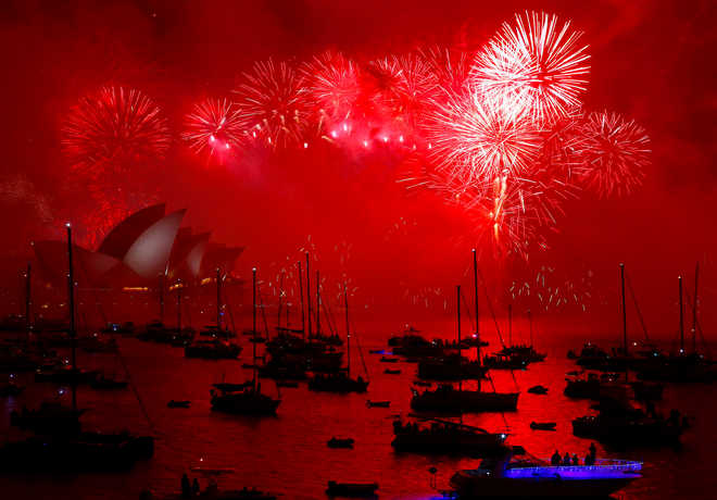 Thousands flee fireworks explosion on Australia beach