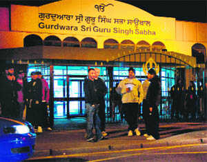 Indian diplomats in UK defy gurdwara visit ban by radicals