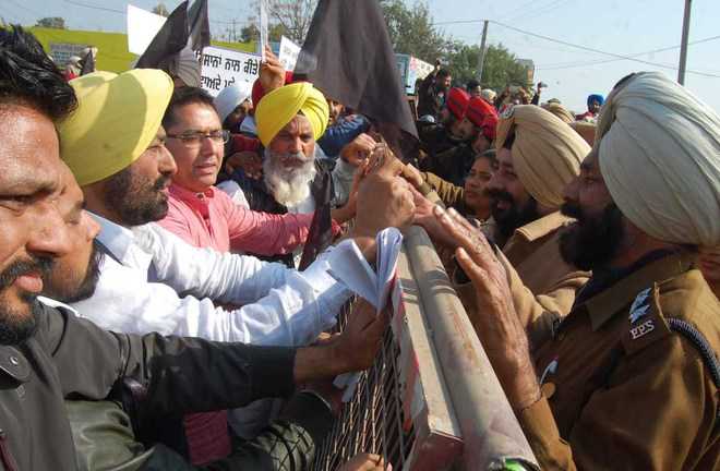 Khaira leads AAP protest, calls waiver farce