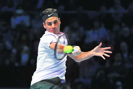 Australian Open: Federer glides into second round