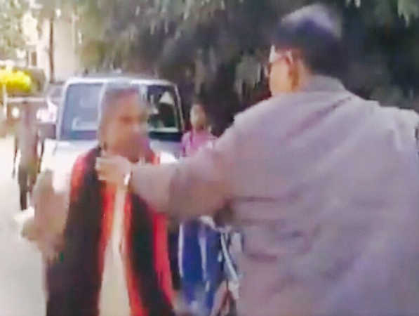 Video shows BJP leader assaulting DTO for removing car nameplate