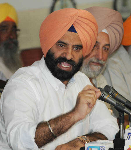 Amend Constitution to give Sikhs separate religious identity: Sirsa