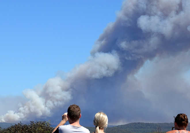 Park visitors rescued from bushfire as heat wave strikes Australia