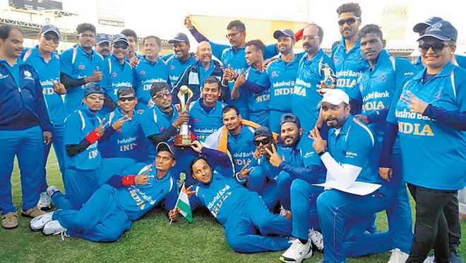 India edge out Pakistan to retain title