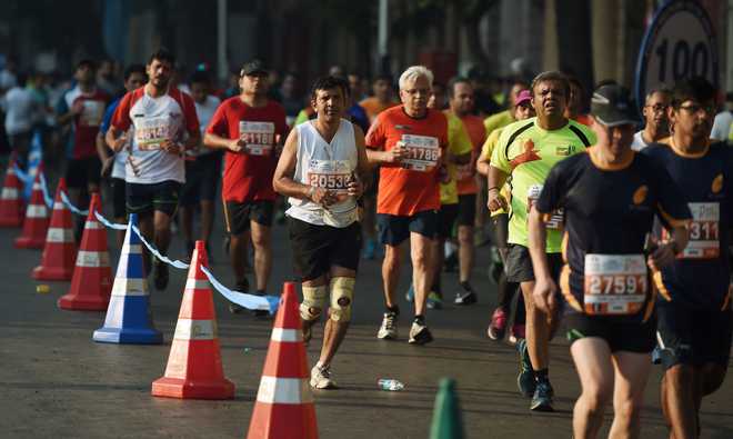 ‘Dabbawalas’ take part in Mumbai Marathon to highlight food wastage