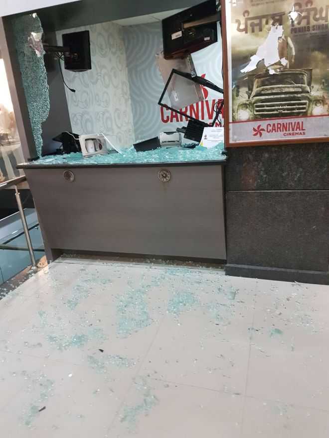 Youths damage shops at Kurukshetra mall
