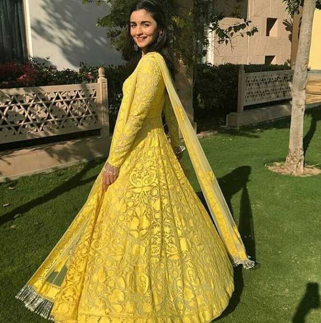 New Pics] Alia Bhatt welcomes the baarat at her best friend's wedding  looking like the perfect bridesmaid - Bollywood News & Gossip, Movie  Reviews, Trailers & Videos at Bollywoodlife.com