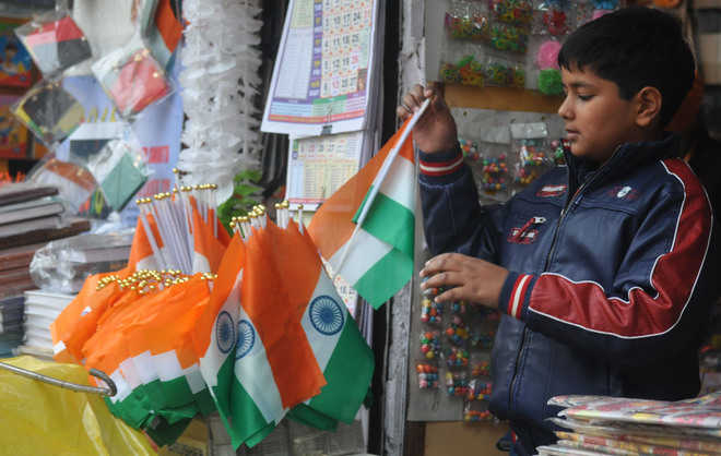 Despite govt ban, sale of plastic Tricolour rampant in city