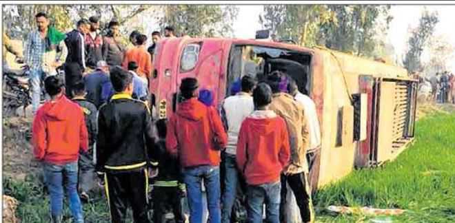 13 bus passengers injured in mishap