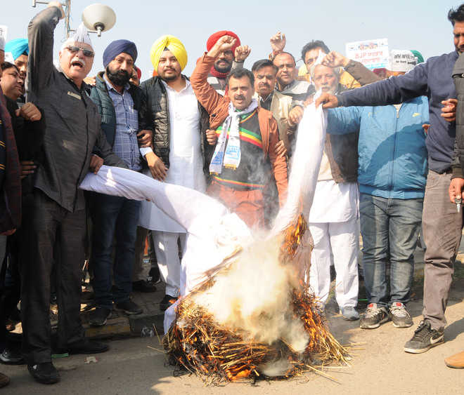 PM’s effigy burnt over Delhi MLAs’ disqualification