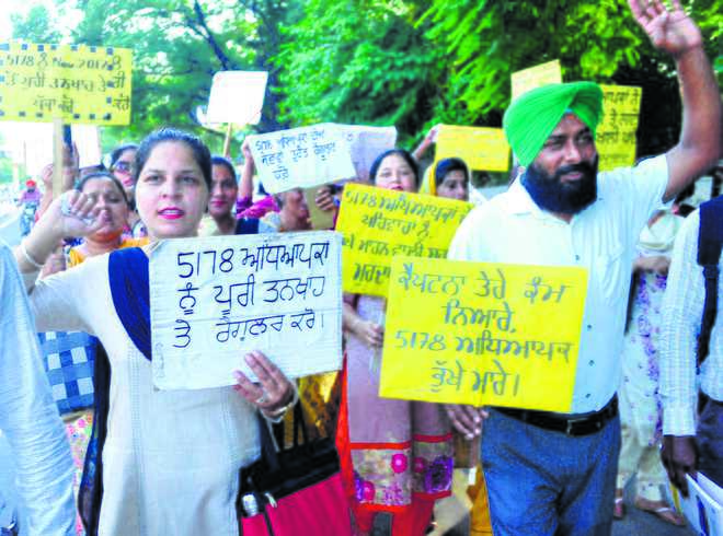 Teachers’ union holds protest, wants services regularised
