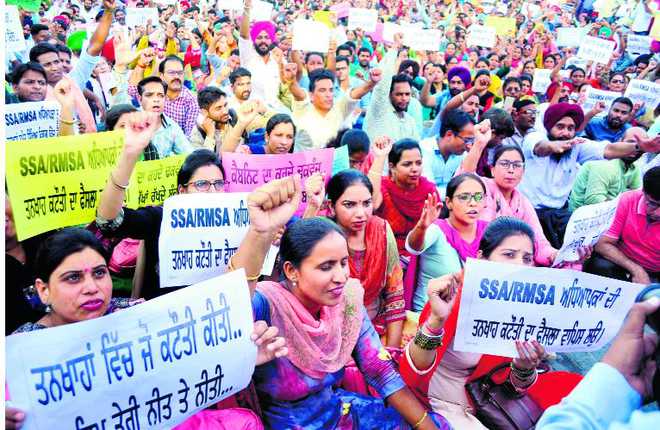 Thousands of teachers protest, 11 sit on fast unto death