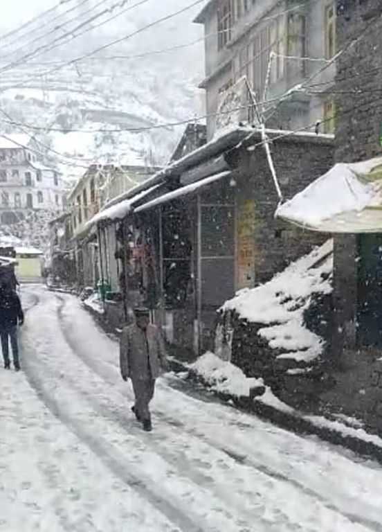 Lahaul-Spiti district witnesses snow
