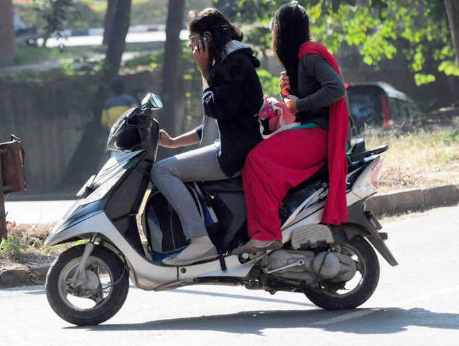 Centre exempts Sikh women from wearing helmet in Chandigarh