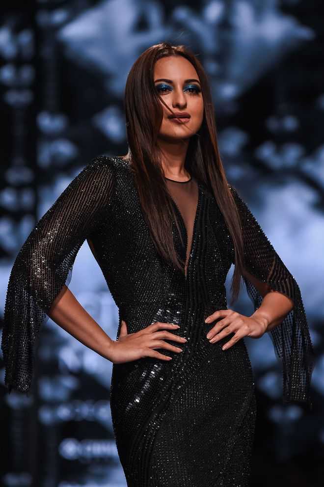 Fashion faceoff: Kareena Kapoor Khan or Sonakshi Sinha - Whose Stunning LBD  Gets Your Vote? | 👗 LatestLY