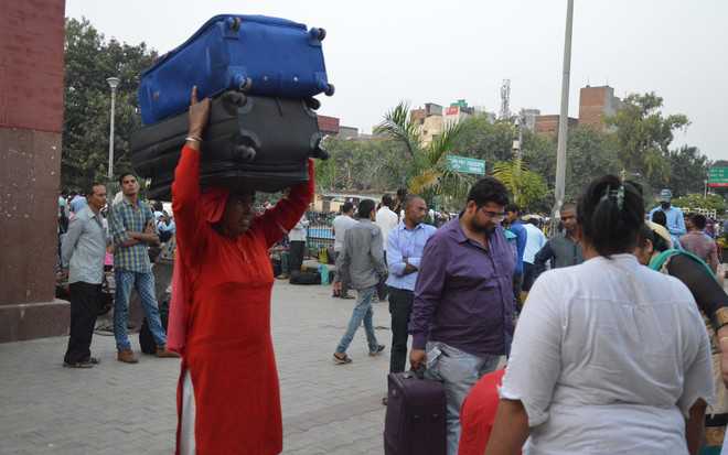 Rly passengers at mercy of porters