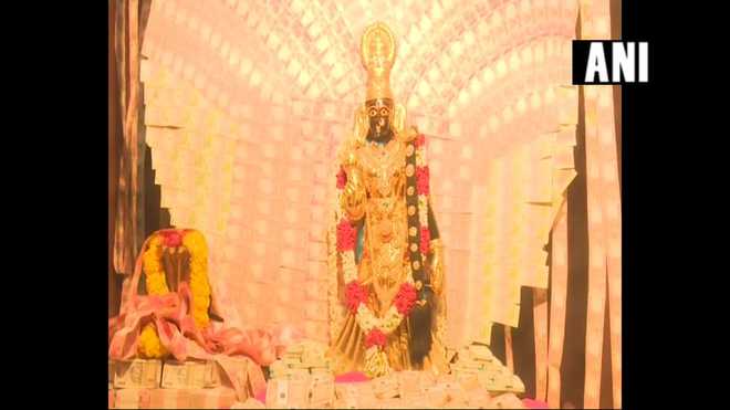 Goddess Kanyaka''s idol adorned with cash worth 4 cr in Andhra