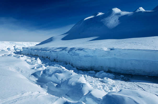 Antarctic ice shelf ''sings'' as winds whip across its surface