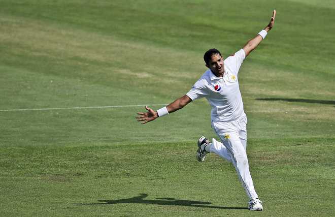 Abbas on a roll, Aussies in mess