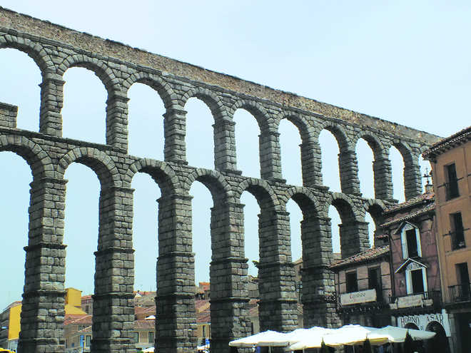 Of aqueducts and a floating castle