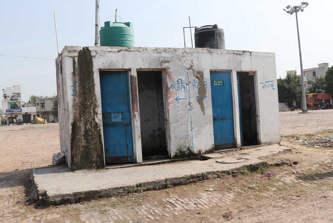 Lack of toilets irks farmers at grain market