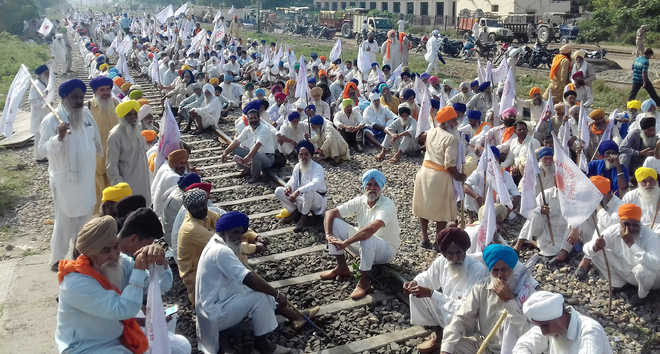 Farmers block rail traffic