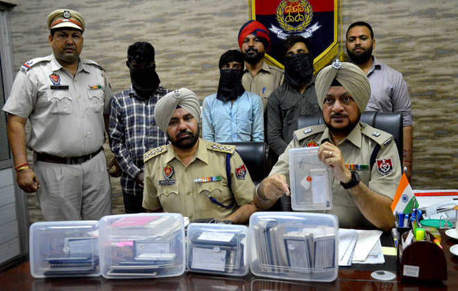 3 Jharkhand natives held with 42 mobiles