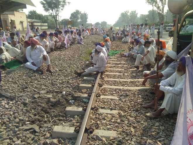 Farmers block rail traffic for 3 hrs