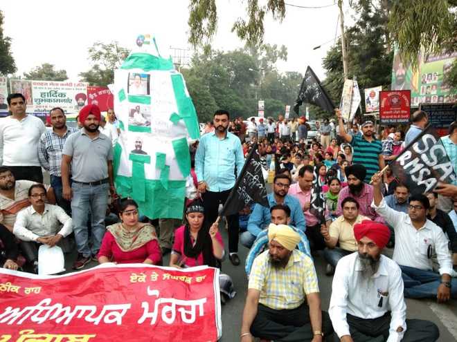 Teachers equate state govt with Ravana, burn effigy