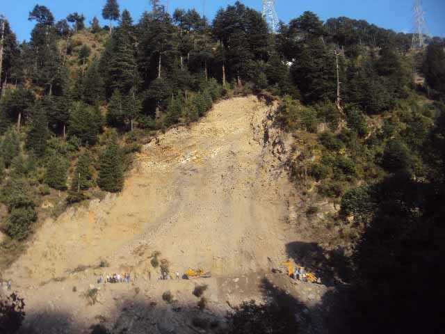Landslide cuts off Kashtighar from Doda dist