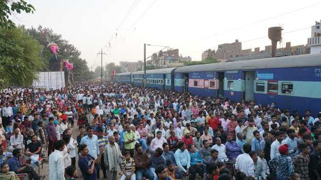 Unmindful of danger, Dasehra celebrated on rly tracks