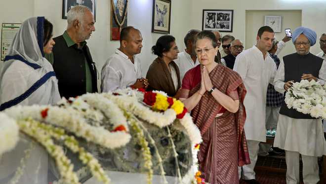 Manmohan, Rahul pay last respects to ND Tiwari