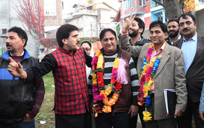 In Srinagar, Independents take 53 of 74 seats