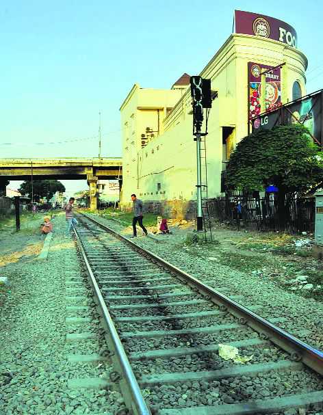 MC fails to act against illegal hotel along railway tracks