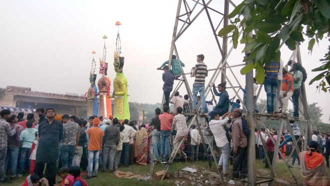 Dasehra: Risking lives, revellers stood on rly tracks, climbed poles