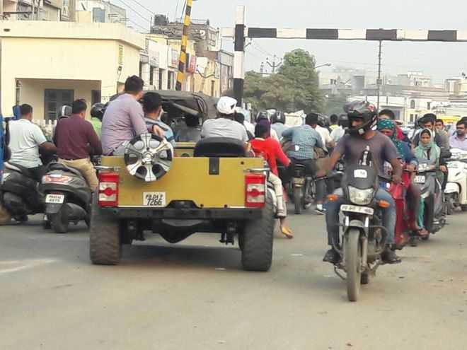 Traffic jams a norm at Dhakoli level crossing
