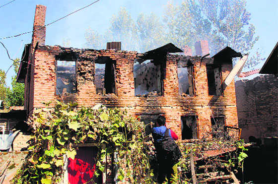 Blast after gunfight kills 6 locals in Kashmir